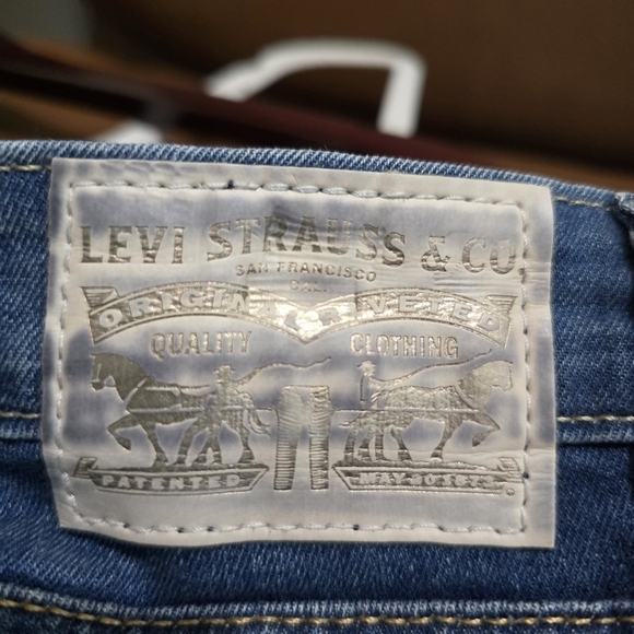 ⭐️40% Off⭐️ Levi's Boyfriend Skinny with Distressed Stitched Patch - Picture 8 of 15